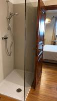 Habitación con cama grande y vistas al jardín