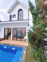 Casa de Garde - 3 King Bedroom Lembang with pool - B&B Tegalharendong