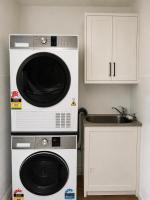 Upmarket Queen Room & Bath, Renovated, Quiet, Airport 10 min - shared accomm - B&B Brisbane