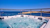 Valletta Luxury 4-Bedroom Duplex with Stunning Sea Views Private Terrace and Jacuzzi - B&B La Valletta