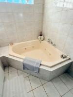 The Scarborough Beach House - Walk to the beach! - Bed and Breakfast Perth