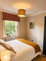 Bright & Quiet 2-Bed Victorian Flat, Walk to Tube - Newly Refurbished - B&B London