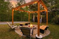 Family Cabin with Hot Tub, Theater, Game Room, Wifi, & Sauna - B&B Sevierville