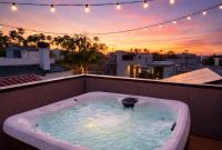 Naples Island Rooftop Hot Tub Walk to 2nd St - B&B Long Beach