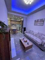 Luxury Haven Fully Renovated Designer Apartment - Chambres d'hôtes Le Pirée