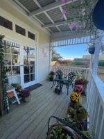 Zimmer mit Queensize-Bett und Balkon