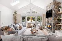 The White House - Pet Friendly with Heated Swimming Pool - B&B Culburra Beach