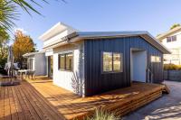 Idyllic Getaway - modern and stylish with private spa - B&B Taupo