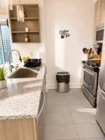 Penthouse 2BR plus Den with Skyline Views SQ1 Parking - B&B Mississauga