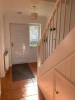 Convenient 3 bed home with parking in Basingstoke - Ferienwohnung Basingstoke