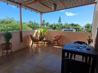 Freesia Rooftop Apartment - 1 Bedroom, Pool, 3min Walk to Beach & Shops - B&B Trou aux Biches