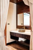 Zimmer mit Queensize-Bett und Poolblick