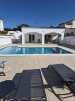 Belle villa de plain pied sur canal - B&B Empuriabrava