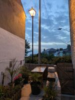 The Pink Cottage with Courtyard Garden near Chesil Beach Portland - Chambres d'hôtes Castletown