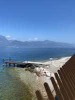Leonardo Walsh Apartment With Lake View - B&B Torri del Benaco