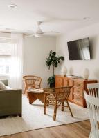 Airy 3BD Cottage Yard Grill & Steps to Beach - Ferienwohnung Folly Beach