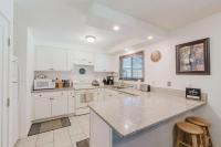 Delightful escape near downtown with shared pool & hot tub rec room & large deck - B&B Sisters