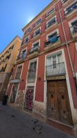 Renovated 3BR Oasis with AC - Steps to Beach - B&B Alicante