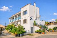 "The Veranda at Acharavi", Lakis Home - Bright and Spacious Apartment in the Centre of Acharavi, Walking Distance to the Beach - Chambres d'hôtes Acharávi