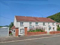 Holiday home with private Garden and mountain view - B&B Briton Ferry