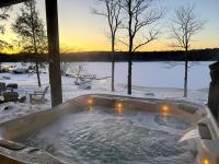 Lakeside Lodge with Studio Apartment - Chambres d'hôtes Monticello