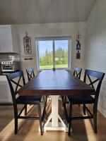 Little White Farmhouse Haven - B&B Sagle