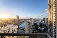 Chevron Renaissance Apartment with Ocean & Hinterland Views, Parking & Resort Facilities - B&B Gold Coast