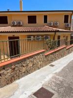 Casa al piano terra con 2 camere da letto, parcheggio privato e piscina condominiale - Chambres d'hôtes Villasimius