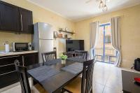 Cosy 2BR Apartment in Gozo with Pool Access & Balcony - Close to Gozo Ferry - Chambres d'hôtes Ghajnsielem