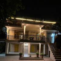 Mandala House & Café with Mud House Retreat - Bed and Breakfast Jari