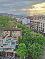 Stylish City Center Apartment with Private Parking - B&B Skopje