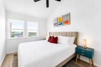 Central Chic 2BR King Suites Close to UT, Moody Center, & DT - B&B Austin