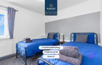 LAW 4 - is 3 Rooms, 6 Beds, 2 Bathrooms, Private Parking, Fully Equipped, GROUP FAVOURITE by SUNRISE LONG LETS and SERVICED ACCOMMODATION DUNDEE - B&B Dundee