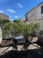 Jolie maison de ville, parking et jardin privés - B&B L'Isle-sur-la-Sorgue