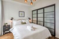Downtown 2BR condo with city views and free parking - B&B Toronto