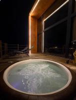 Ascent Lodge -Jacuzzi si Panoramic View - Chambres d'hôtes Petreasa
