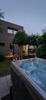 Luxury Prague Garden Retreat with Hot Tub and Pinball - B&B Praga