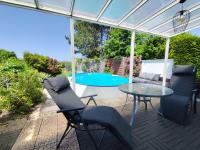 Ferienhaus mit Sommerpool, Terrasse und Glashaus - B&B Jesewitz
