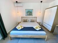 Spacious, Newly Renovated, Pula Rooftop Apartment with Marina Views - B&B Pula