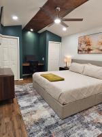 Tiny Home with Grill Laundry Deck Desk - Chambres d'hôtes Phenix City