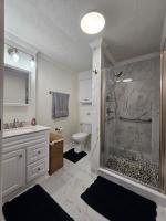 Tiny Home with Grill Laundry Deck Desk - Chambres d'hôtes Phenix City