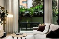 Stylish CBD Apartment with Courtyard and Parking - Chambres d'hôtes Newcastle