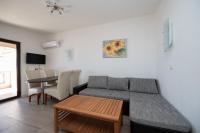 Apartamento de 2 dormitorios con terraza y vistas al mar
