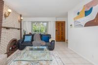 Near Skytrain only 10 mins 2 stops away from FIFA Stadium with Free Parking and Full Kitchen - Chambres d'hôtes Vancouver