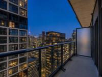 StayToronto - Modern 2BR Spacious Stay - Prime Location - Chambres d'hôtes Toronto