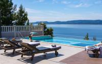 Villa MIRNA with heated pool & whirlpool, traditional wine bar, 150m from sea - Chambres d'hôtes Lokva Rogoznica
