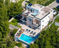 Villa MIRNA with heated pool & whirlpool, traditional wine bar, 150m from sea - B&B Lokva Rogoznica