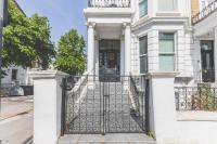 Kensington Apt w Hot Tub, Arcade & Terrace! 4 Min To Station, Sleeps 6! - Chambres d'hôtes Londres