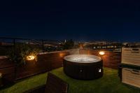 Kensington Apt w Hot Tub, Arcade & Terrace! 4 Min To Station, Sleeps 6! - Chambres d'hôtes Londres