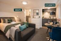 Large 6 bedroom all ensuite 2 with kitchenettes in Birkenhead Free Parking and Wifi Hosted by By Hinkley Homes Short Lets & Serviced Accommodation - Bed and Breakfast Wallasey
